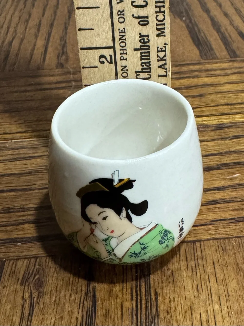 Porcelain Geisha Accent Cup - White and Green